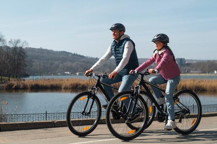 Deux personnes en balade à vélo