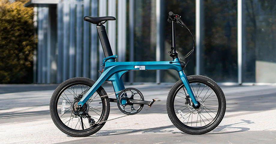 Un vélo bleu garé dans une rue