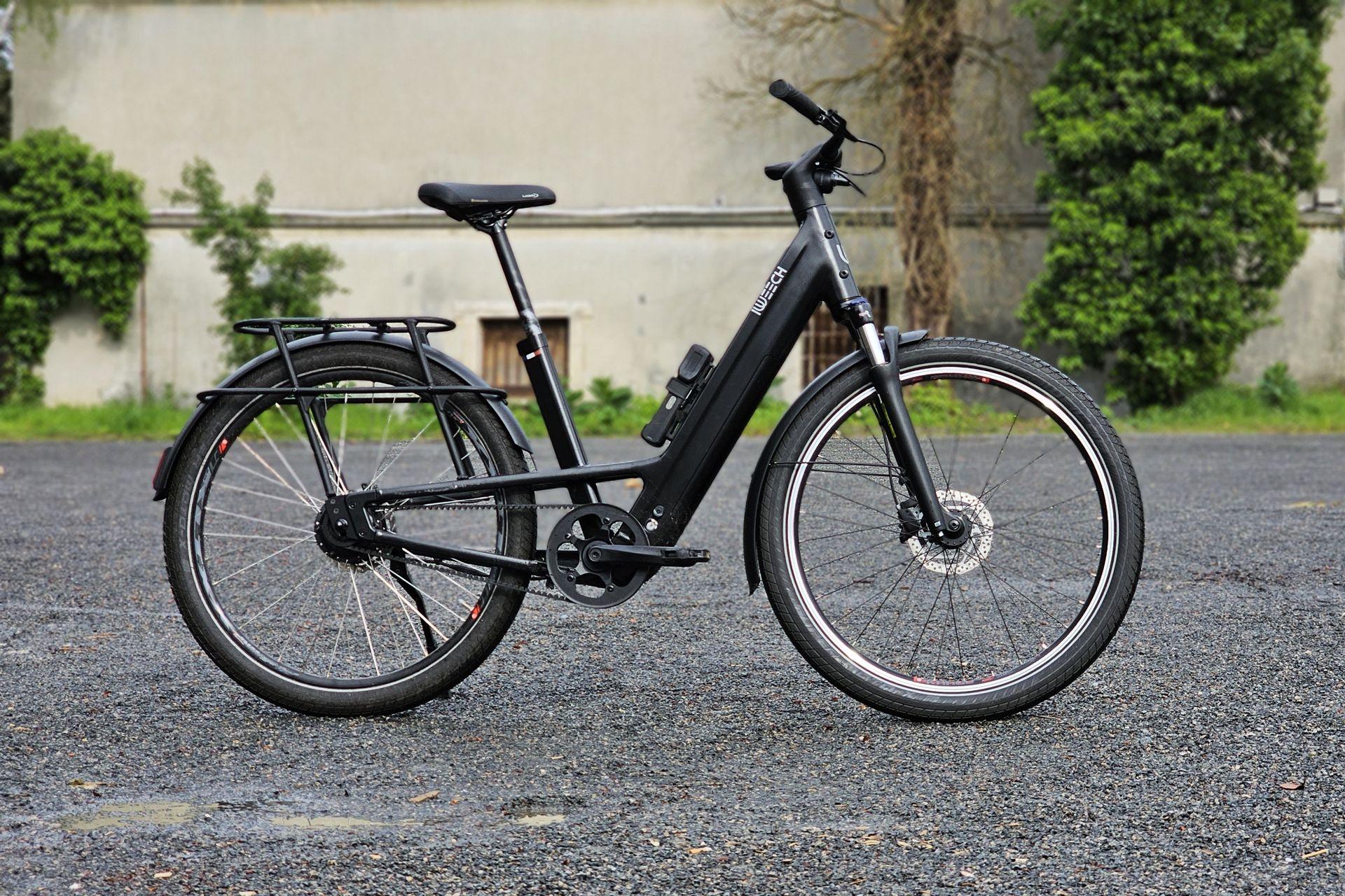 Un vélo électrique garé au milieu de la rue