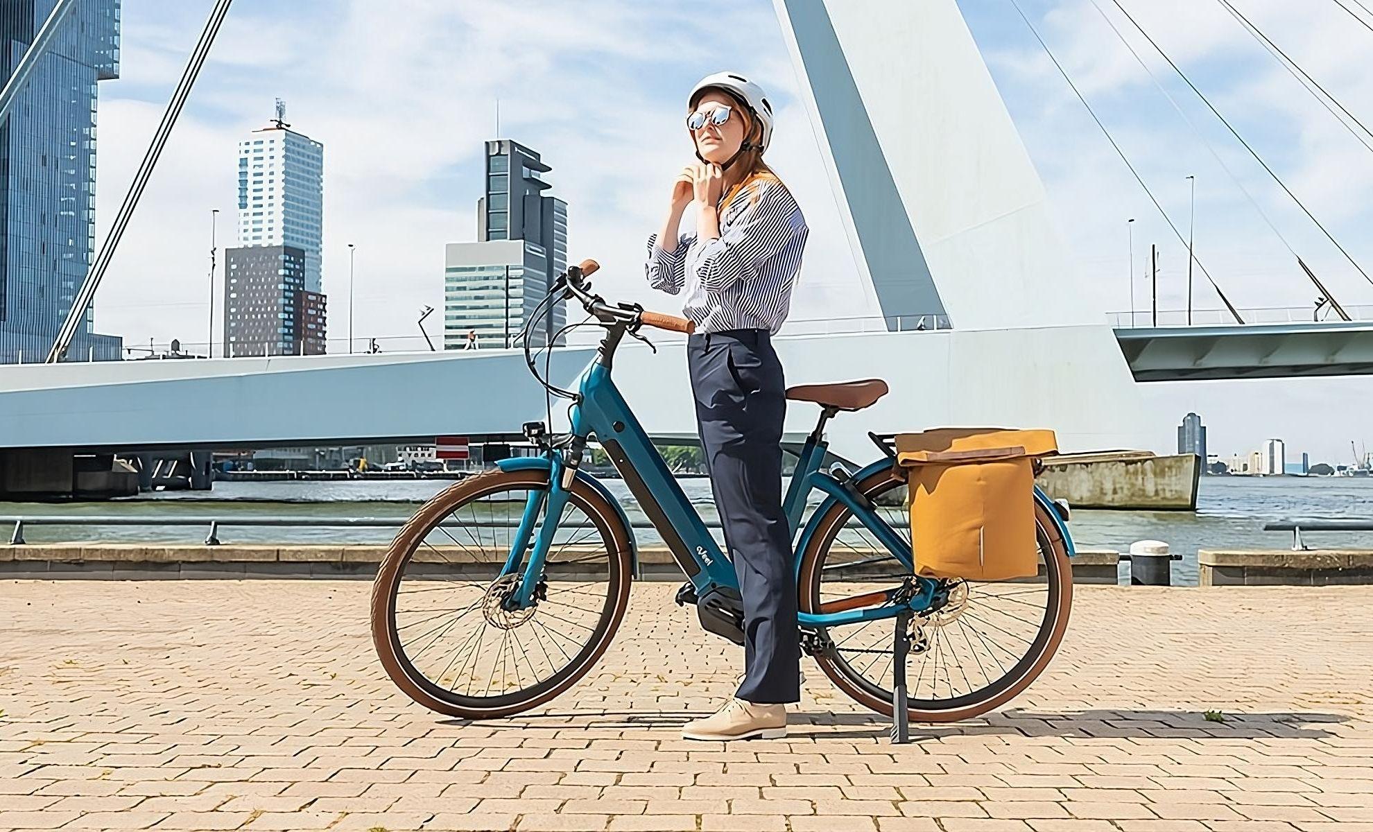 Une personne sur un vélo électrique de ville