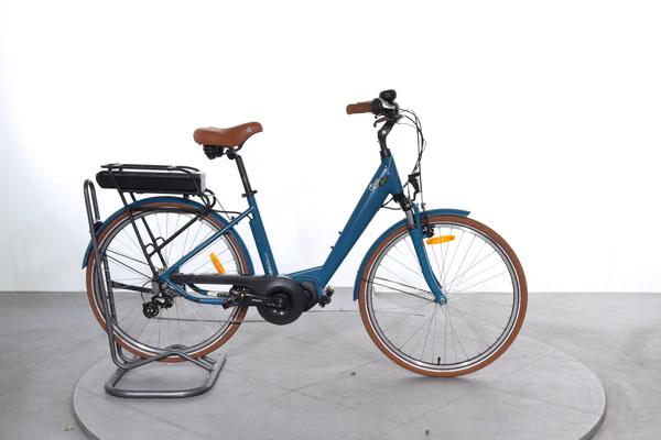 Un vélo électrique de ville bleu