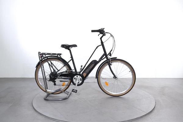 Un vélo électrique de ville blanc