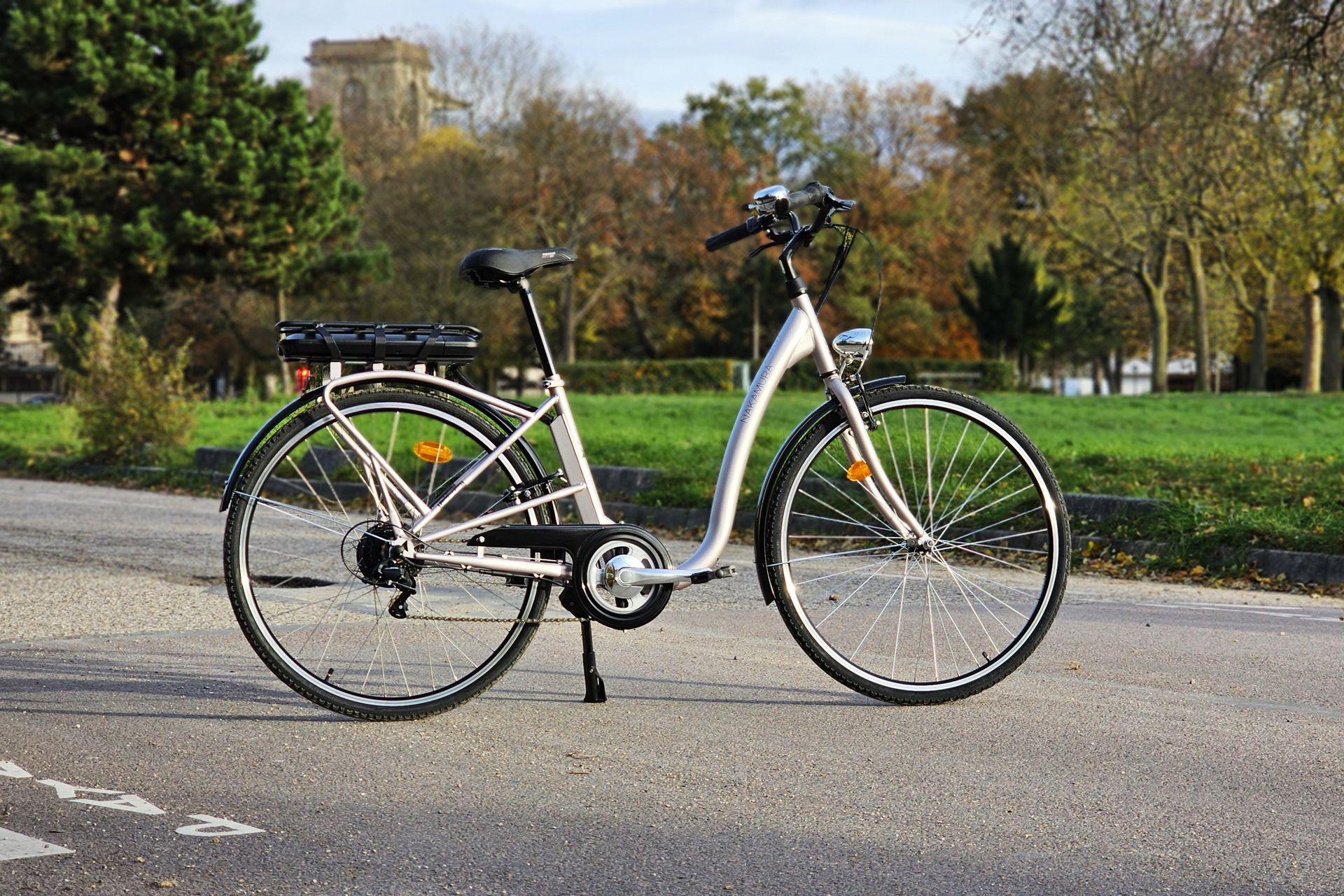 Un vélo électrique de ville au milieu d'un terrain vague