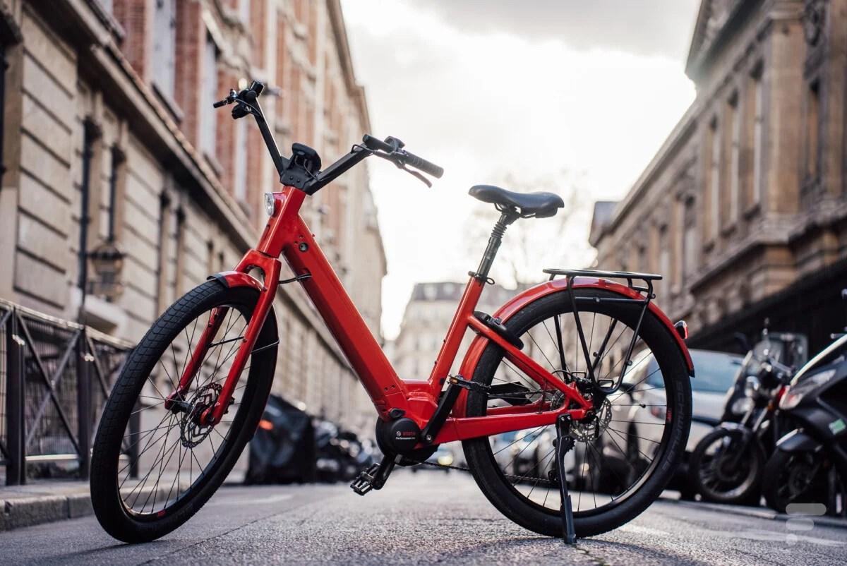 Un vélo électrique de ville rouge