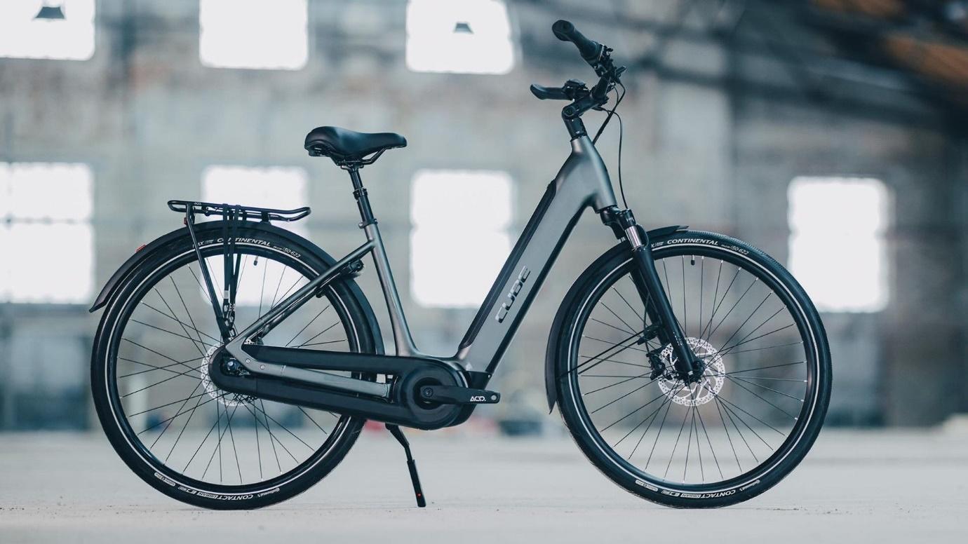 Un vélo cargo électrique dans la rue
