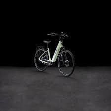 Un vélo électrique gris dans une salle sombre