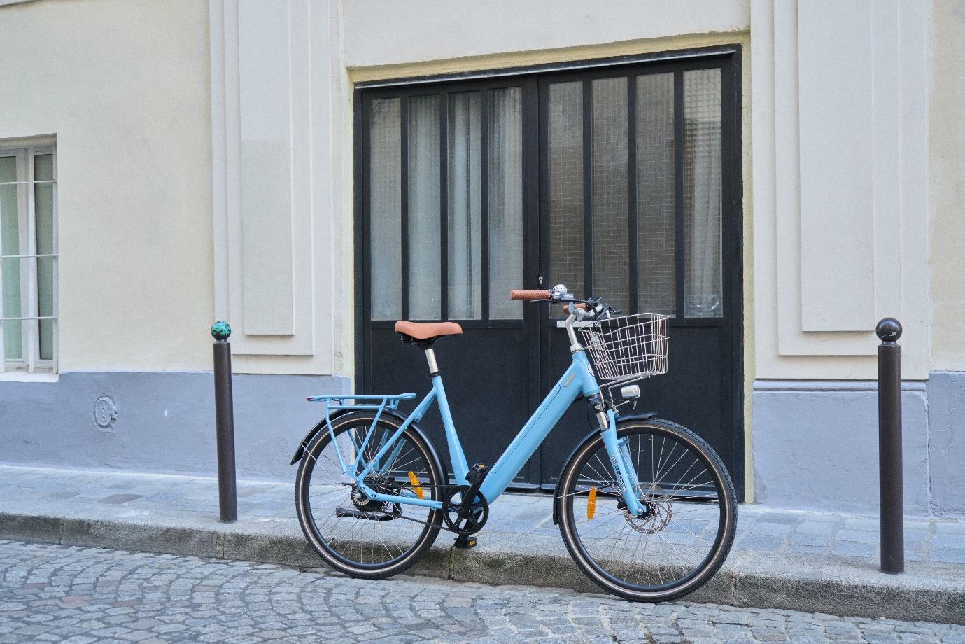 Un vélo électrique de ville bleu