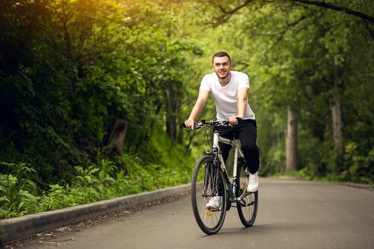 Une personne qui roule à vélo dans une forêt