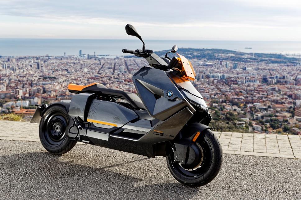 Un scooter électrique bmw ce 04