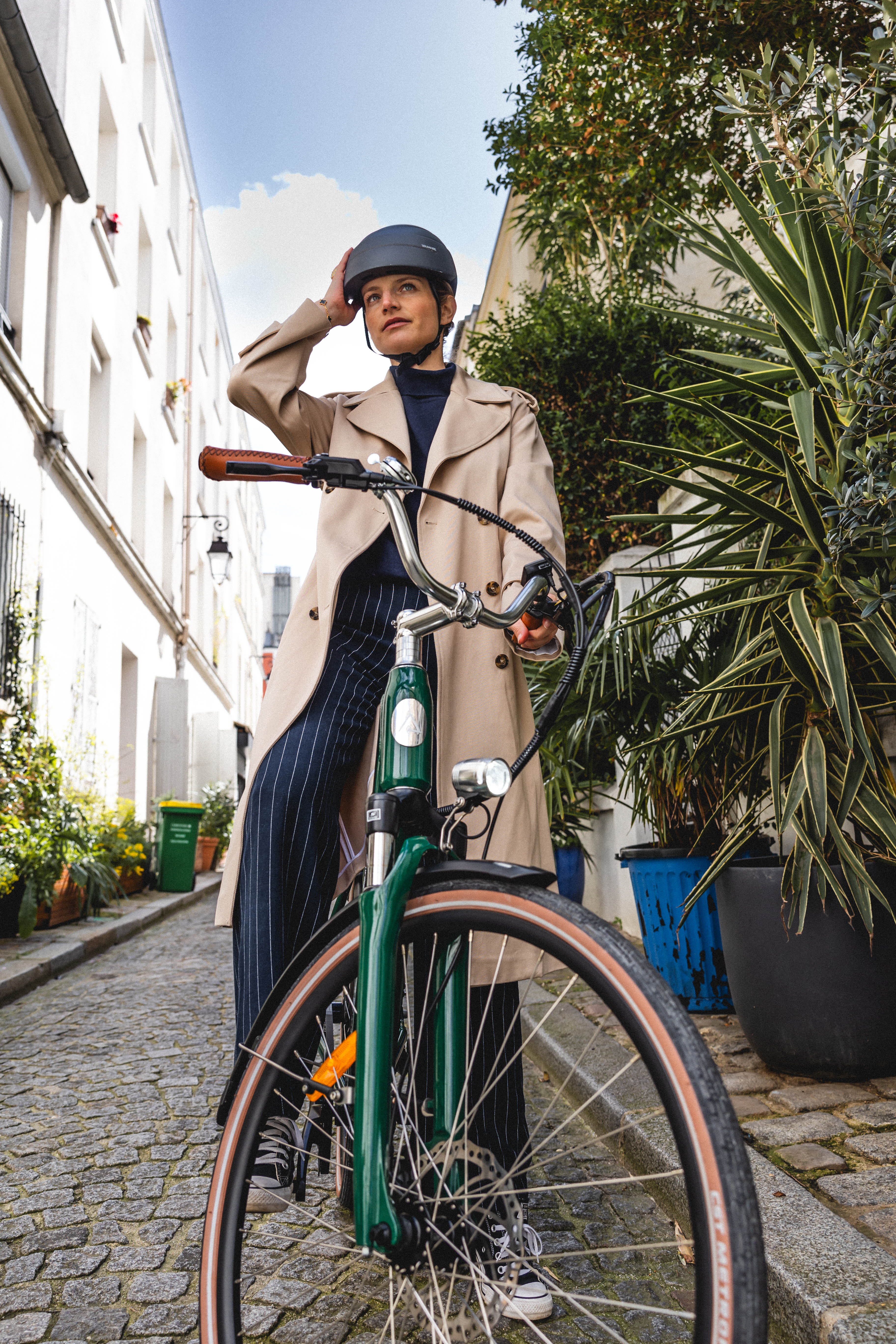 Une femme qui fait du vélo avec un casque