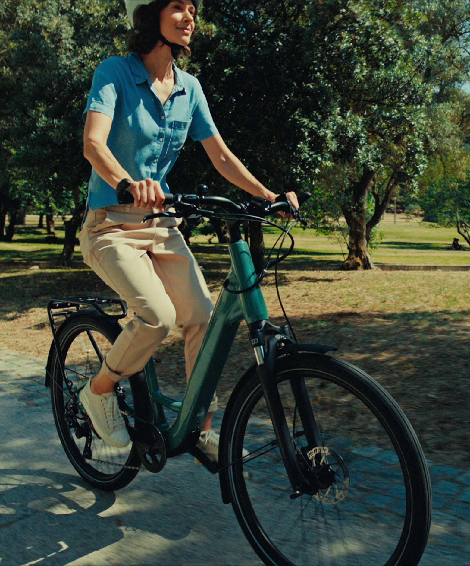 Une femme en vélo avec un casque de sécurité