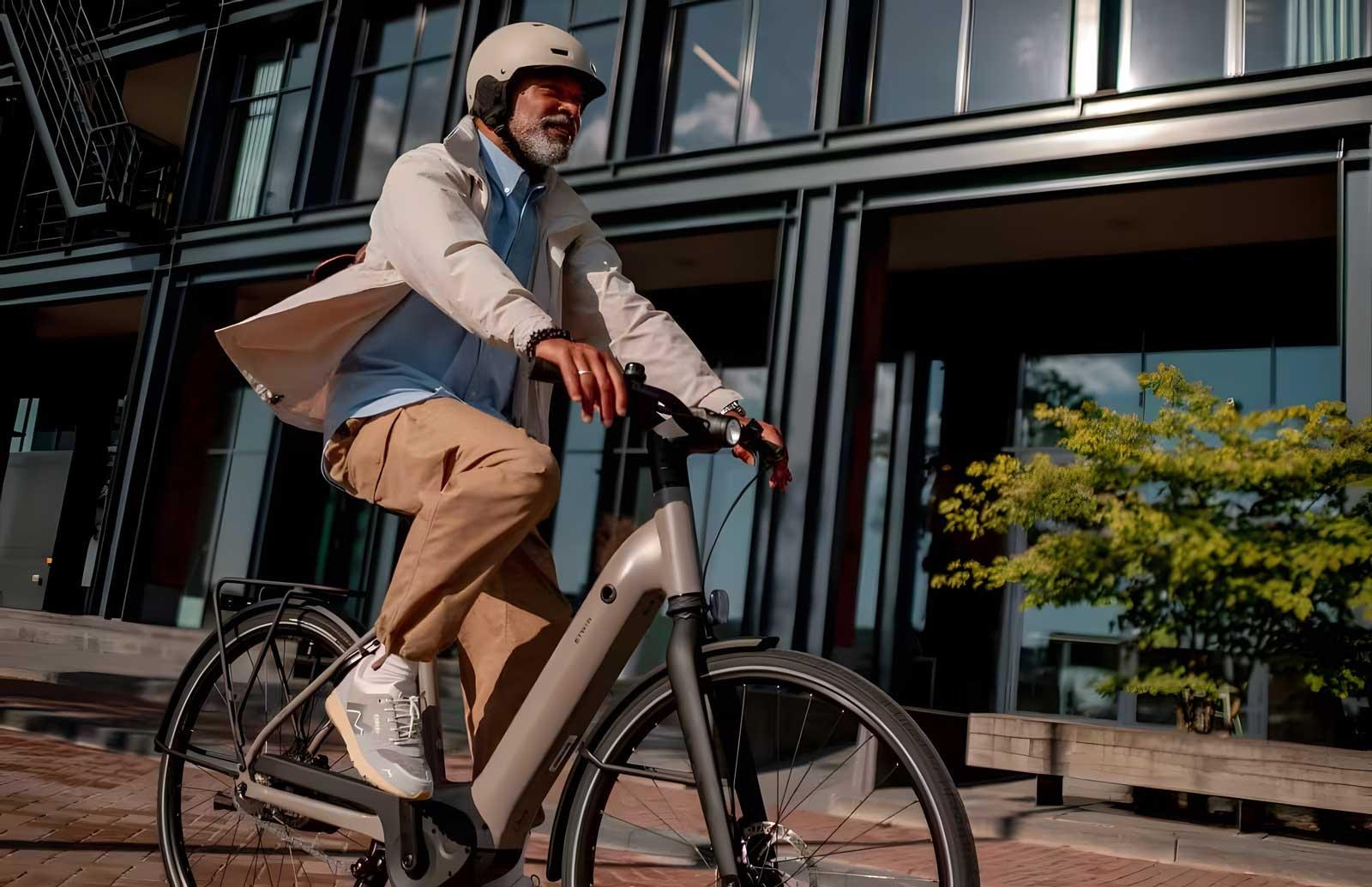 Un homme âgé sur un vélo électrique