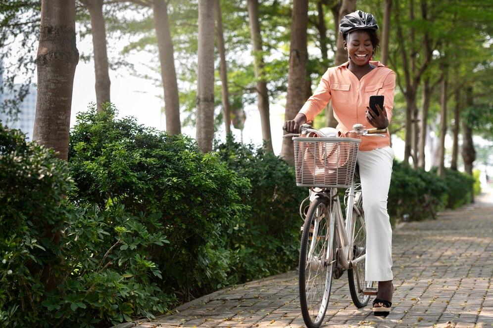 Une femme équipée en vélo électrique
