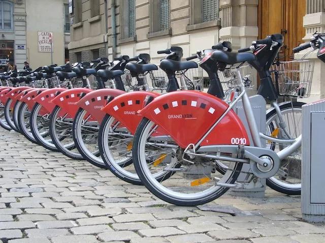 Une rangée de vélo électrique vélo'v