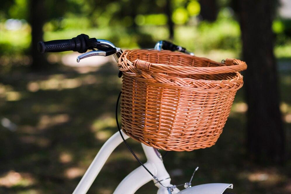 Un panier en osier sur un vélo électrique