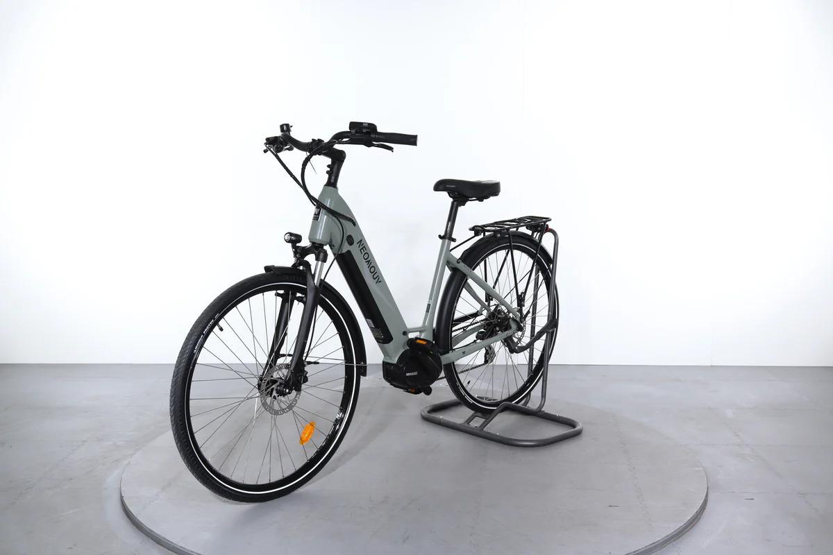Un vélo électrique Neomouv Ekia 2 gris