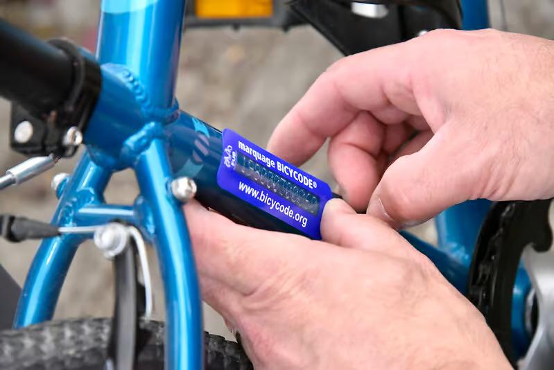Une personne qui fait le marquage d'un vélo