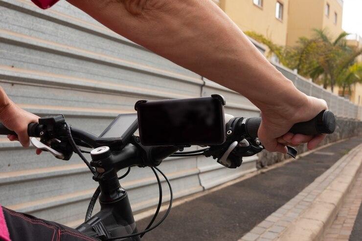 Une personne qui roule avec un gps sur son téléphone