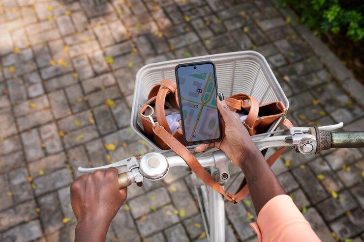 Un homme qui met le gps sur son téléphone