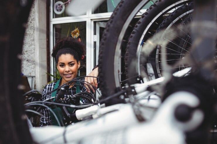 Une femme qui se regarde dans un mirroir