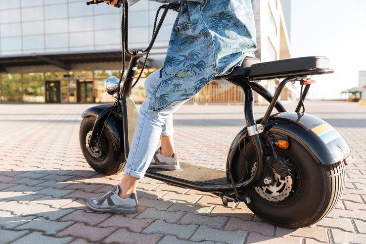 Un vélo électrique avec des grosses roues