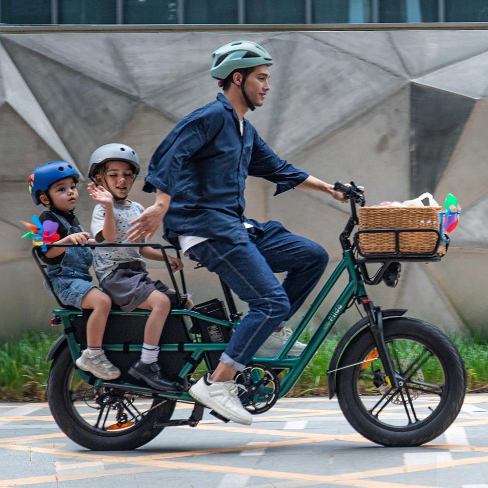 Un homme avec ses enfants sur un vélo électrique cargo