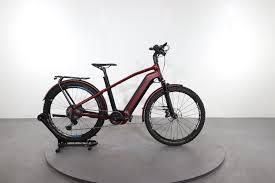 Un vélo de ville électrique rouge