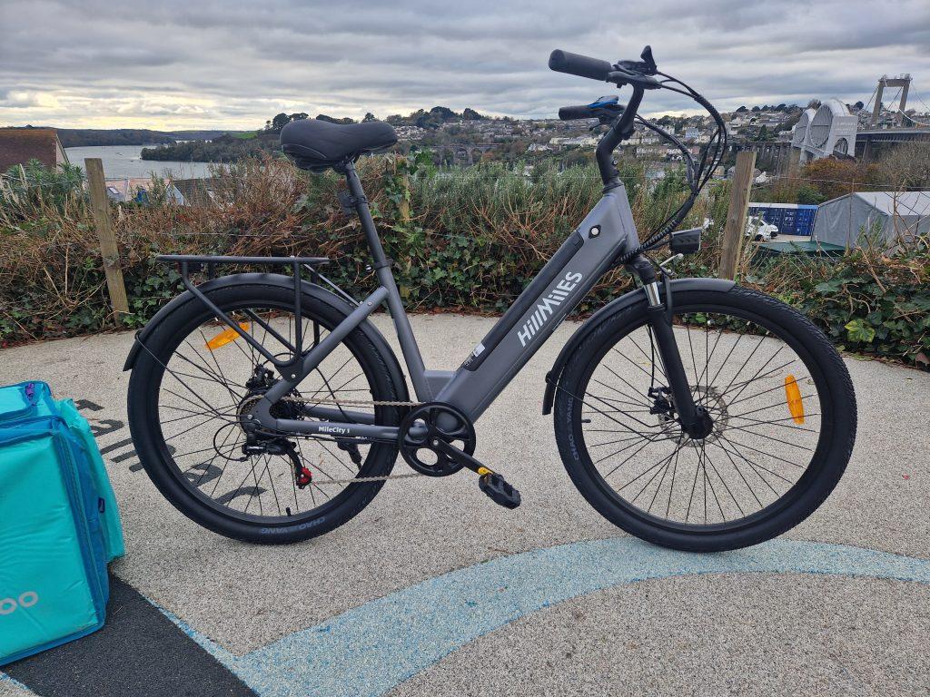 Un vélo électrique Miles 1 gris