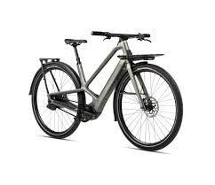Un vélo électrique gris Orbéa sur un fond blanc