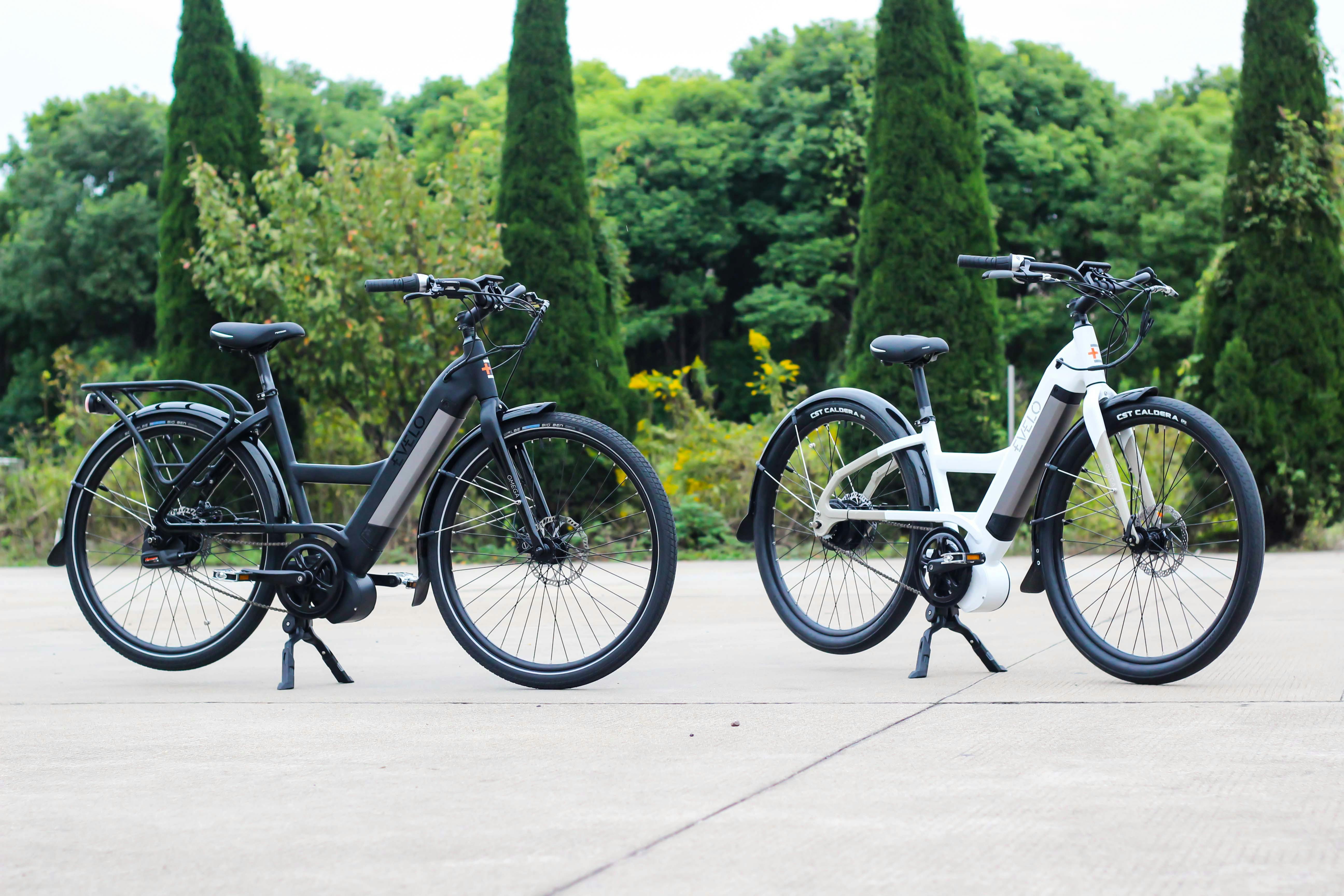 Deux vélos électriques au milieu de la place