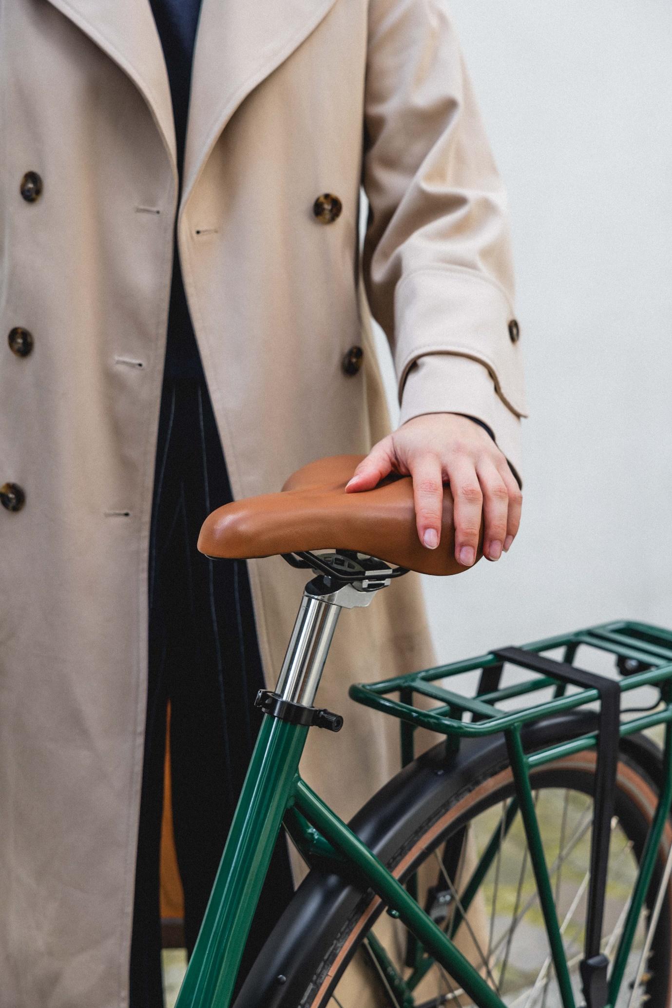 Une femme à côté de son vélo électrique de ville