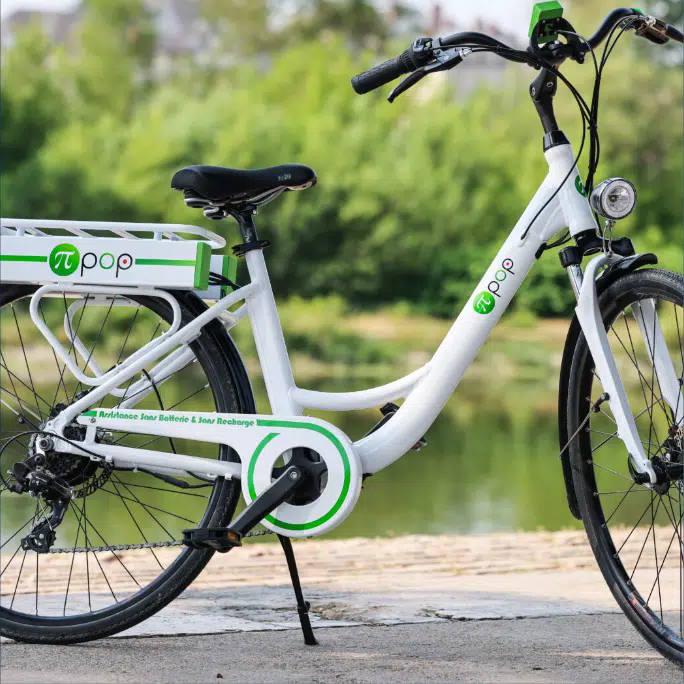 Le vélo électrique pipop garé au bord de l'eau