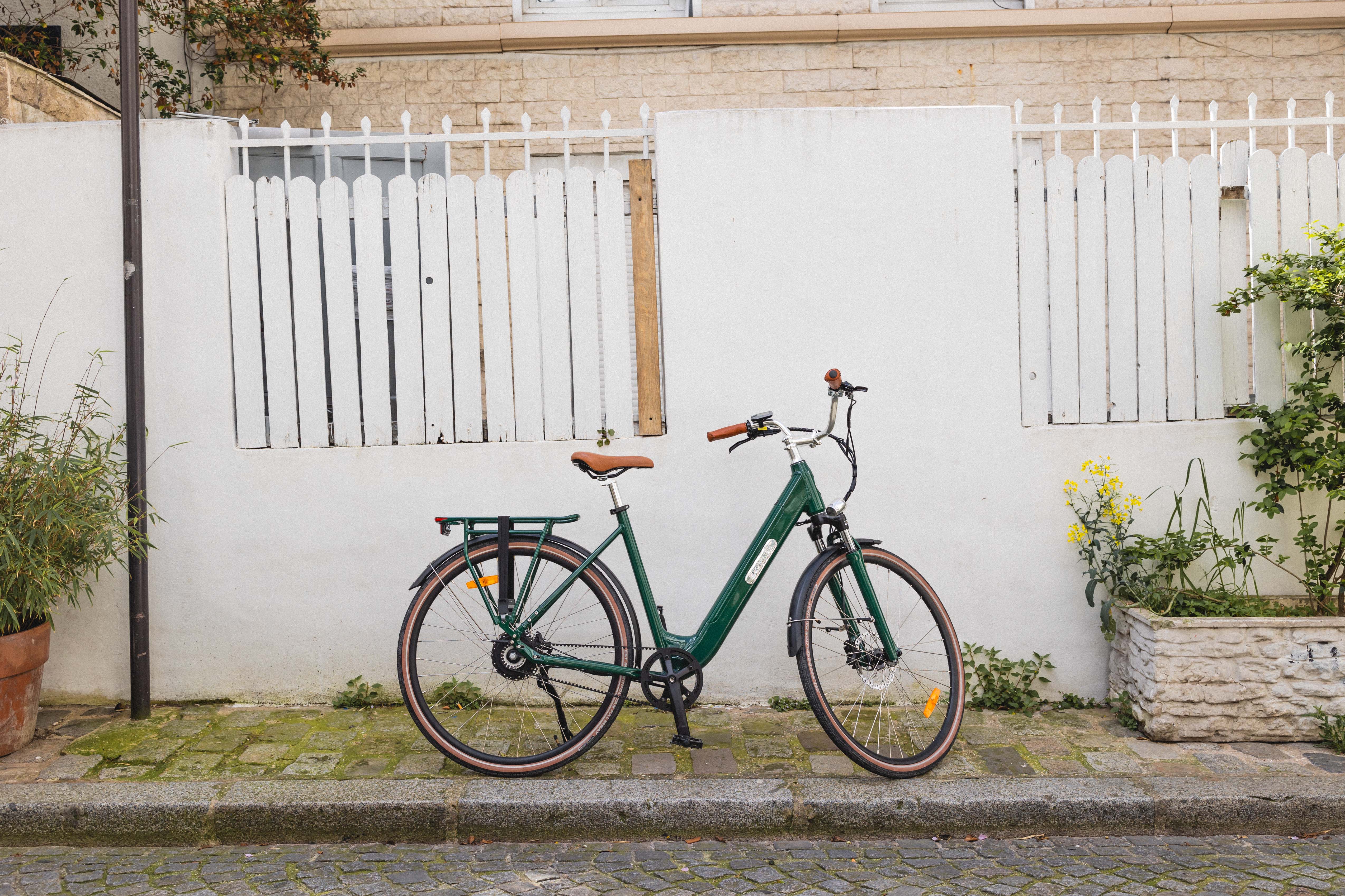 Un vélo de ville électrique dans une ruelle