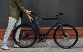 Un homme qui se tient debout devant un vélo électrique