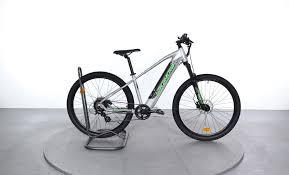 Un vélo électrique intersport de couleur grise